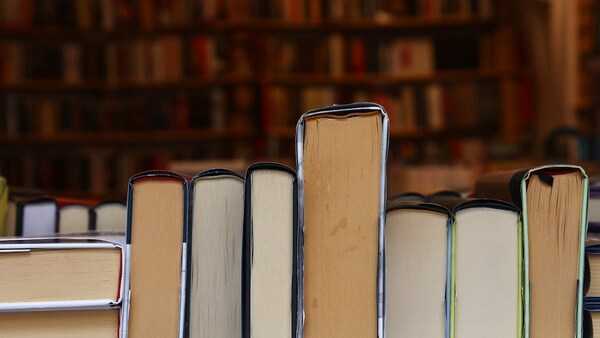 安靜書桌上的書本與柔和燈光，呈現舒適閱讀空間